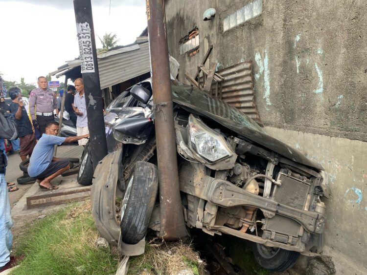 Hilang Kendali, Sebuah Mini Bus Tabrak Bengkel Tambal Ban dan Tiang Listrik