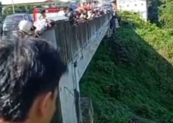 Diduga Alami Depresi, Seorang Pria Lompat di Jembatan Cikereteg