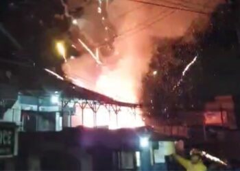 Langit Dihujani Ledakan Petasan, Sebuah Toko Petasan di Leuwiliang Hangus Terbakar