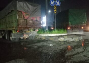 Kades Gunung Putri Murka, Akibat Limbah PT Parisindo yang Berceceran di Depan Kantor Desa