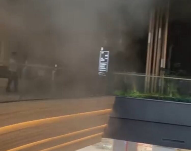 Korsleting Listrik, Karoke di Living World Terbakar