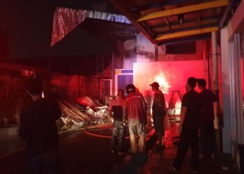 Diduga Tersambar Petir, Pabrik Produksi Kancing Terbakar di Cibinong