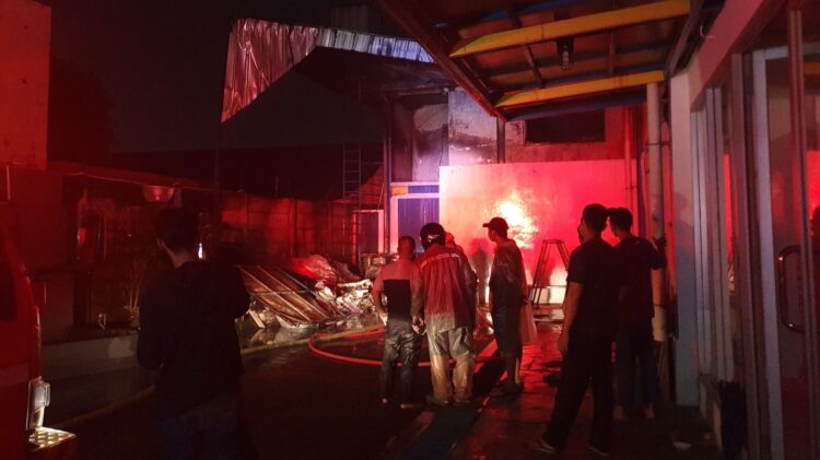 Diduga Tersambar Petir, Pabrik Produksi Kancing Terbakar di Cibinong
