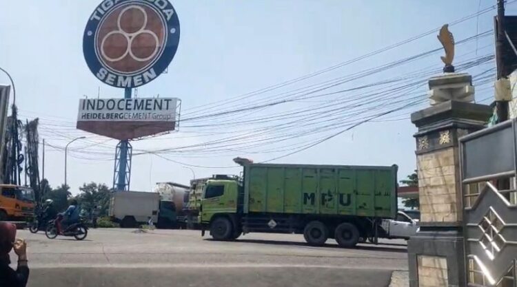 Semrawut, Kabel Optik Celakai Polisi