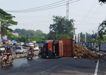 Truk Pengangkut Sampah Terguling di Cileungsi, Sampah Berserakan di Jalan