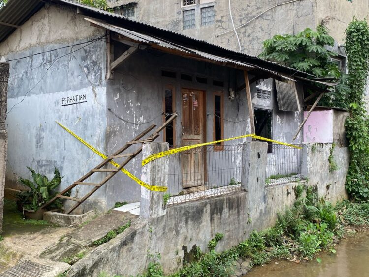 Seorang Wanita Bersimbah Darah Ditemukan di Dalam Rumah Kosong di Cibinong