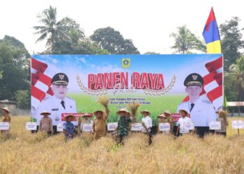 Bupati Bogor Pimpin Panen Raya di Leuwisadeng, Dorong Swasembada Pangan dan Lindungi Lahan Pertanian