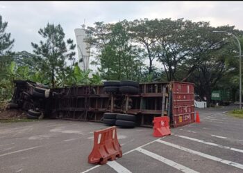 Minibus Terguling di Babakan Madang, Satu Orang Alami Patah Tulang