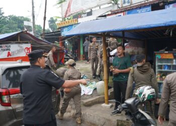 Satpol PP Kabupaten Bogor Tertibkan 21 Bangunan Semi Permanen dan Amankan Puluhan Miras