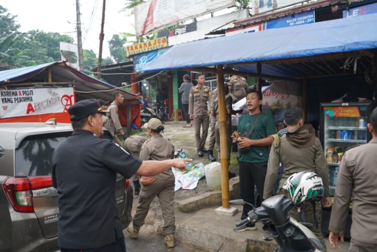 Satpol PP Kabupaten Bogor Tertibkan 21 Bangunan Semi Permanen dan Amankan Puluhan Miras
