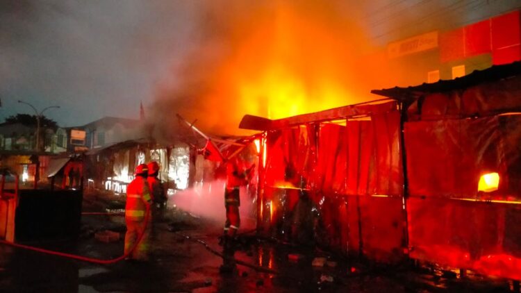 Diduga Korsleting Listrik, Sebanyak Tujuh Kios Pedagang Terbakar di GBJ