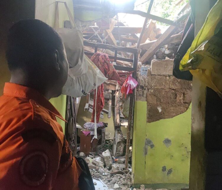 Memprihatinkan! Rumah Seorang Janda di Sukaraja Ambruk Saat Hujan Deras