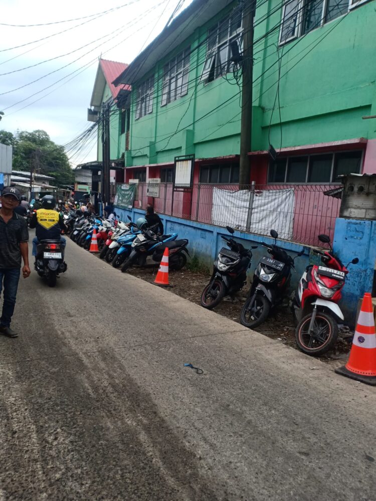 Perumda Pasar Tohaga Bersama Dinas Perhubungan Sinergi Tertibkan Parkir Liar dan PKL di Sekitar Pasar Ciluar