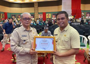 Desa Sukawangi Raih Penghargaan Capaian Layanan Adminduk Terintegrasi dari Pemkab Bogor