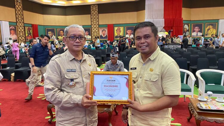 Desa Sukawangi Raih Penghargaan Capaian Layanan Adminduk Terintegrasi dari Pemkab Bogor