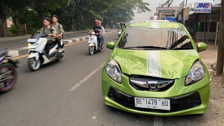 Sebuah Mobil Ringsek Tertimpa Besi di Jalan Cibinong, Arus Lalin Alami Kemacetan