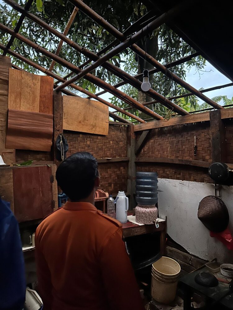 Akibat Angin Kencang, 13 Rumah di Klapanunggal Alami Kerusakan
