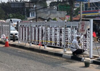 Pagar Putih Dipasang di Median Jalan Guna Atasi Kemacetan