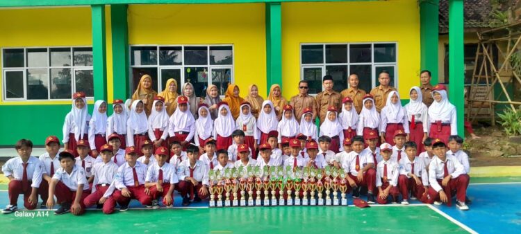 SDN Sukaharja 1 Boyong 18 Penghargaan di OSN Sukamakmur