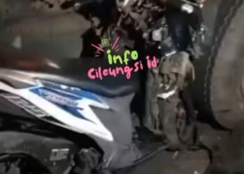 Sepeda Motor Hancur Tabrak Dumb Truk