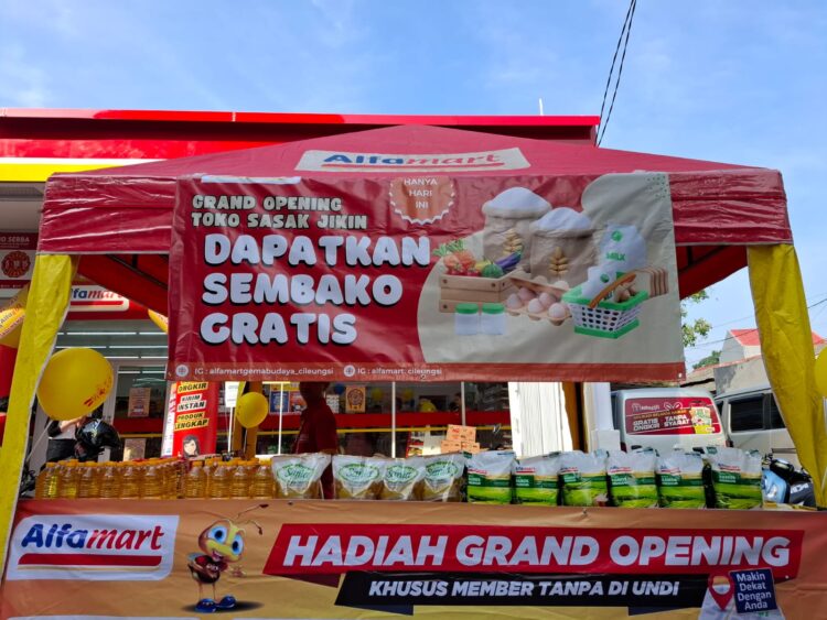 Manajemen Bagikan Paket Sembako pada Pembukaan Alfamart Sasak Jikin