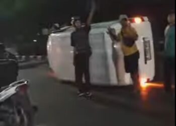 Lengah Saat Berkendara, Sebuah Minibus Terguling di Simpang 3 Cikaret