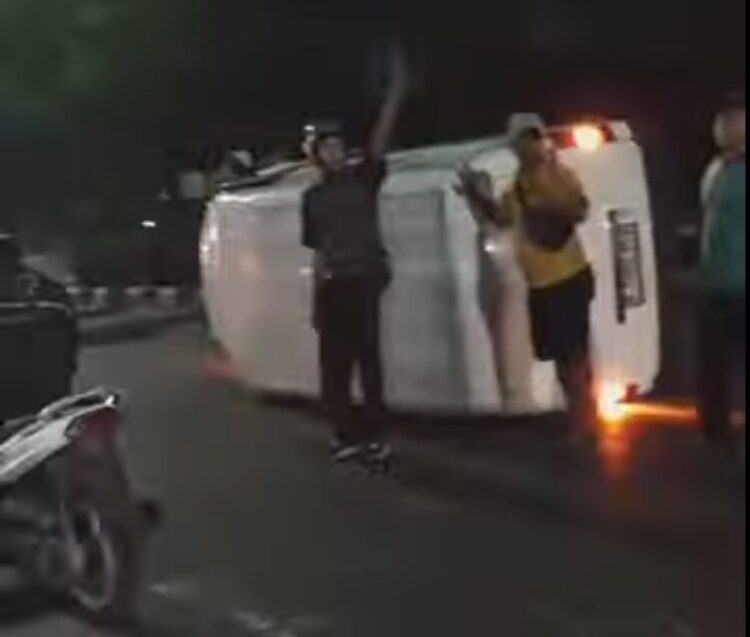 Lengah Saat Berkendara, Sebuah Minibus Terguling di Simpang 3 Cikaret
