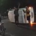 Lengah Saat Berkendara, Sebuah Minibus Terguling di Simpang 3 Cikaret