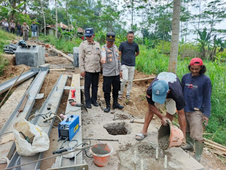 Pemcam Sukamakmur Tinjau Pembangunan Jembatan Rawayan di Desa Sukaharja, Dukung Akses Petani Kopi dan Hasil Pertanian