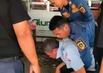 Petugas Damkar Kabupaten Bogor Evakuasi Warga Tersedak Bakso di Kantin Disdukcapil