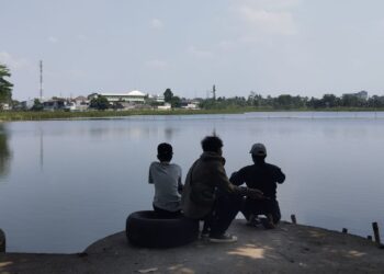 Eceng Gondok Dibersihkan, Warga Senang Bisa Mancing Lagi di Situ Gunung Putri