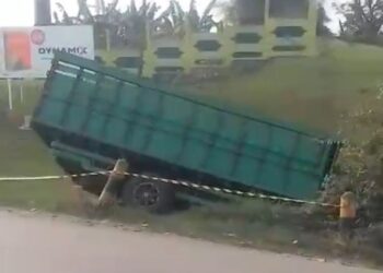 Hindari Tabrakan, Truk Fuso Terperosok Dalam Parit di Klapanunggal