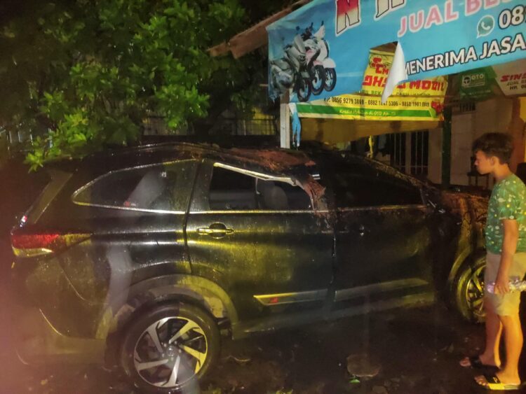 Pohon Tumbang Timpa Mobil di Gunung Putri, Satu Orang Luka Ringan