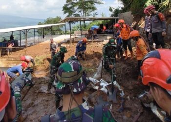 Hilang Saat Duduk di Gajebo, Dua Pria Ditemukan Meninggal Dunia Tertimpa Tanah Longsor