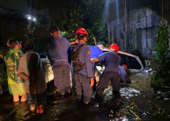 Petugas Damkar Evakuasi Mobil Terperosok Dalam Parit Usai Terobos Sungai Cikadu