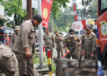Program “Puncak Bersih”, Satpol PP dan DLH Kabupaten Bogor Tertibkan 12 TPS Liar di Puncak