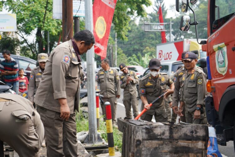 Program “Puncak Bersih”, Satpol PP dan DLH Kabupaten Bogor Tertibkan 12 TPS Liar di Puncak