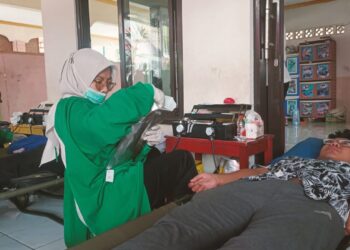Rumah Sholawat Al Arif Bilah Santuni 62 Anak Yatim dan Gelar Donor Darah di Desa Tlajung Udik, Gunung Putri
