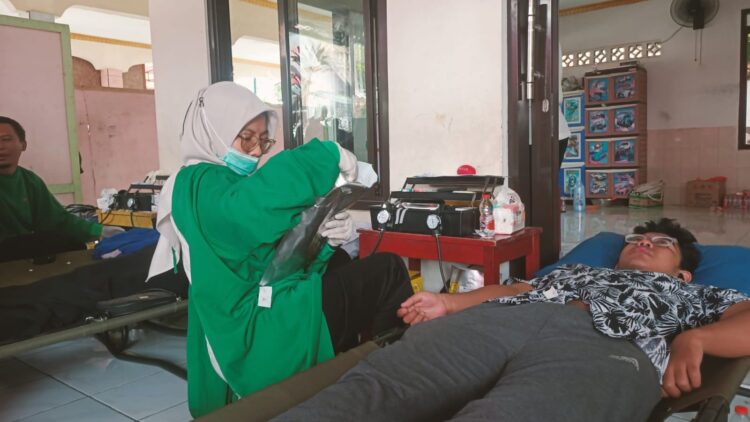 Rumah Sholawat Al Arif Bilah Santuni 62 Anak Yatim dan Gelar Donor Darah di Desa Tlajung Udik, Gunung Putri