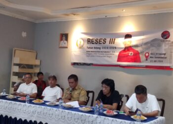 Bela Warga Desa Sukawangi dari Kemenhut, Doni dan Adian Naik Gunung