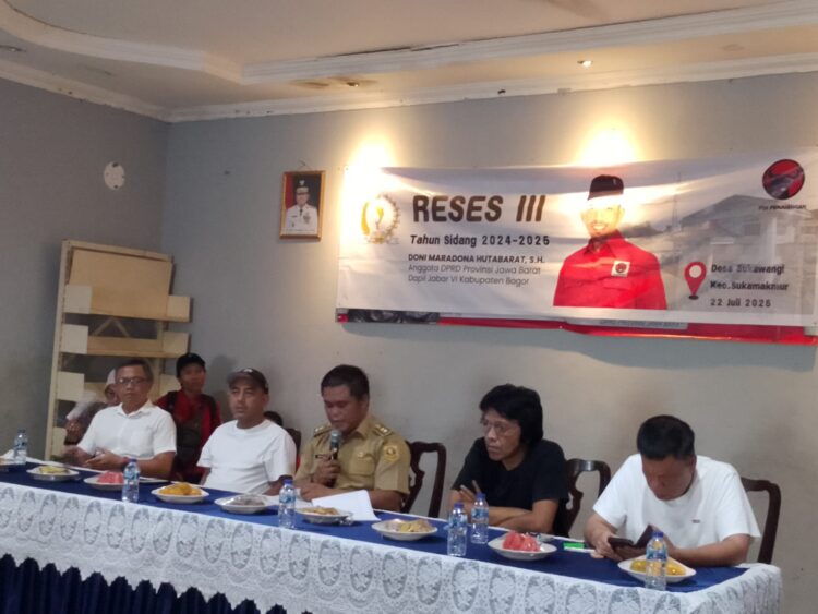 Bela Warga Desa Sukawangi dari Kemenhut, Doni dan Adian Naik Gunung