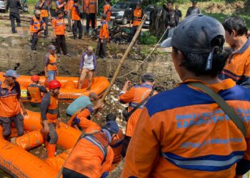 DLH Kabupaten Bogor Bersihkan Sampah di Setu Cikaret