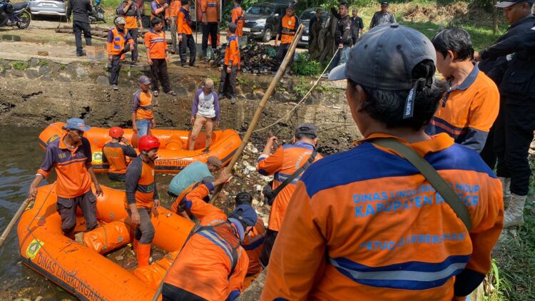 DLH Kabupaten Bogor Bersihkan Sampah di Setu Cikaret