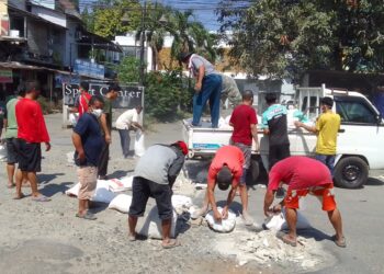 PKL Griya Bukit Jaya Gunung Putri Perbaiki Jalan Rusak Secara Swadaya