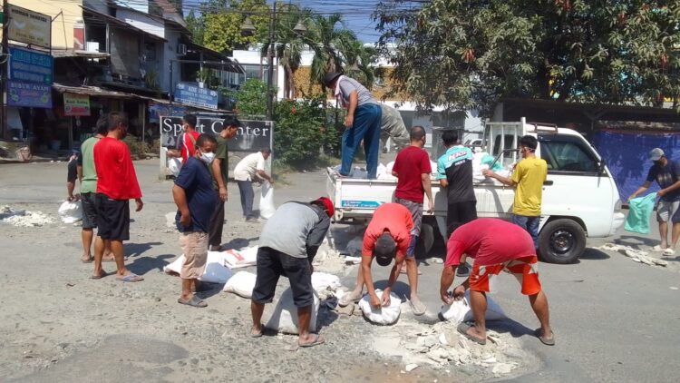 PKL Griya Bukit Jaya Gunung Putri Perbaiki Jalan Rusak Secara Swadaya