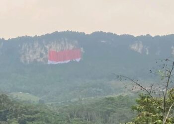 Pecahkan Rekor MURI, Bendera Merah Putih Raksasa Terbentang Di Tebing Jeger Klapanunggal