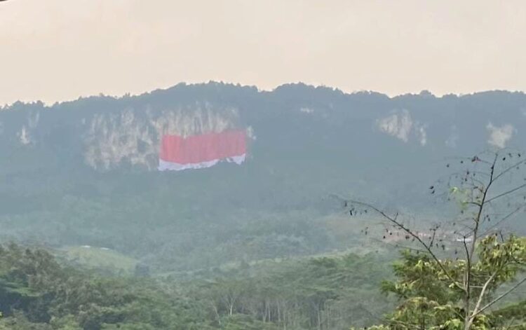 Pecahkan Rekor MURI, Bendera Merah Putih Raksasa Terbentang Di Tebing Jeger Klapanunggal