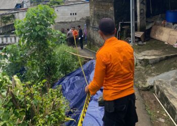 Tebingan Jalan di Caringin Longsor, Akses Jalan Warga Terputus