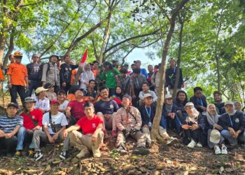 Pemdes Gunung Putri Ganti Bendera Merah Putih di Puncak Gunung Putri