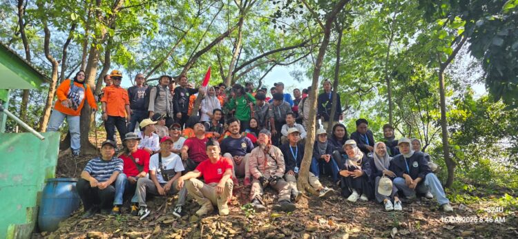 Pemdes Gunung Putri Ganti Bendera Merah Putih di Puncak Gunung Putri
